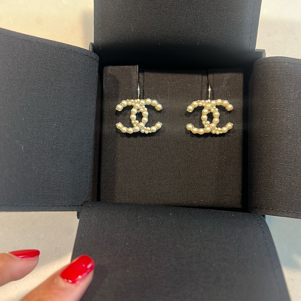 CHANEL Cluster Pearl earrings.